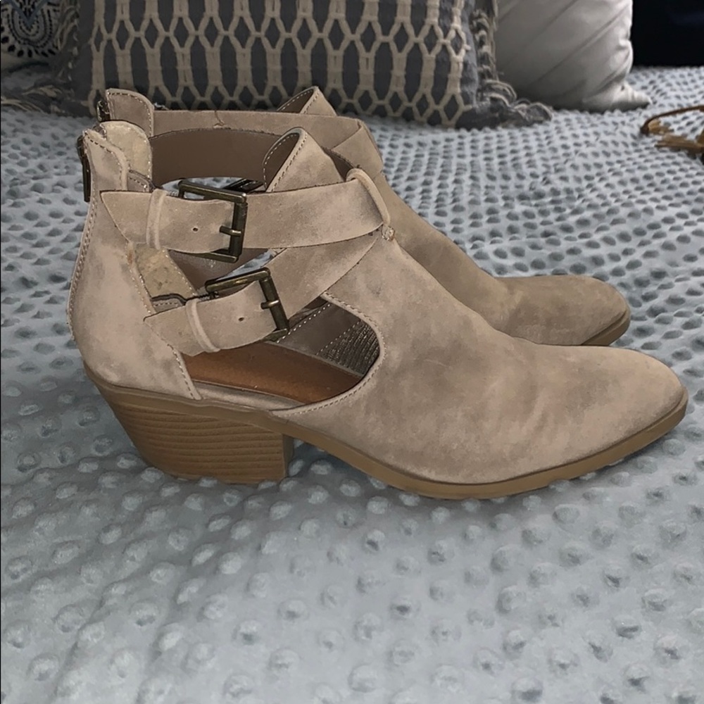 Francesca’s Buckled Heeled Tan Booties 🥰